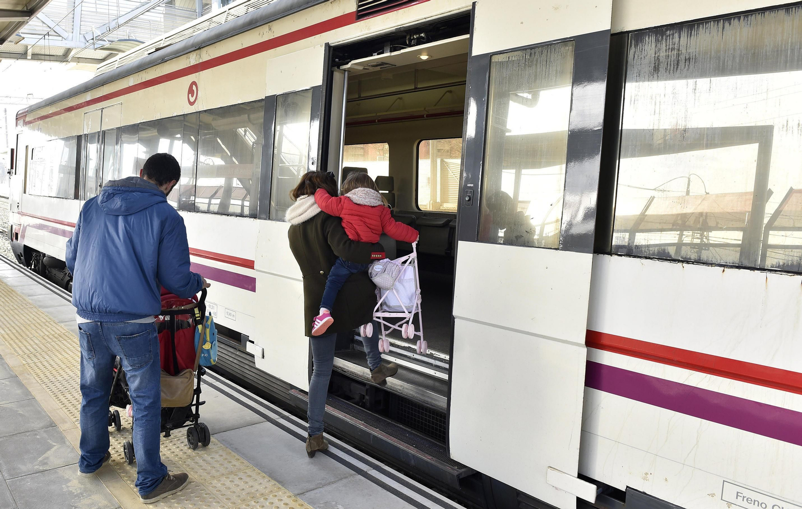 Mal estado del pavimento en la estación San Jerónimo.
