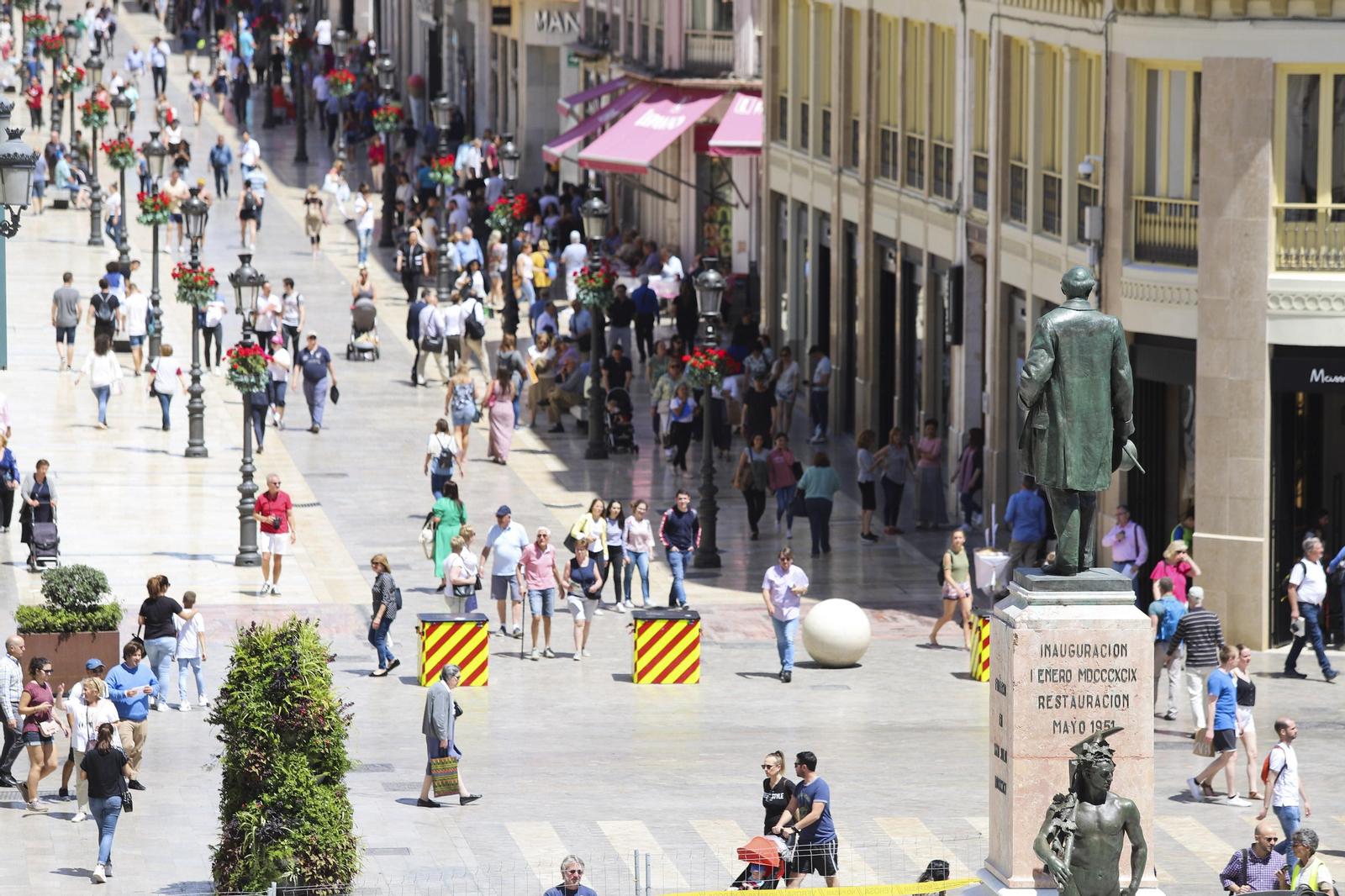 La estatua del Marqués de Larios, ya desembalada y colocada sobre la peana, mirando a calle Larios.