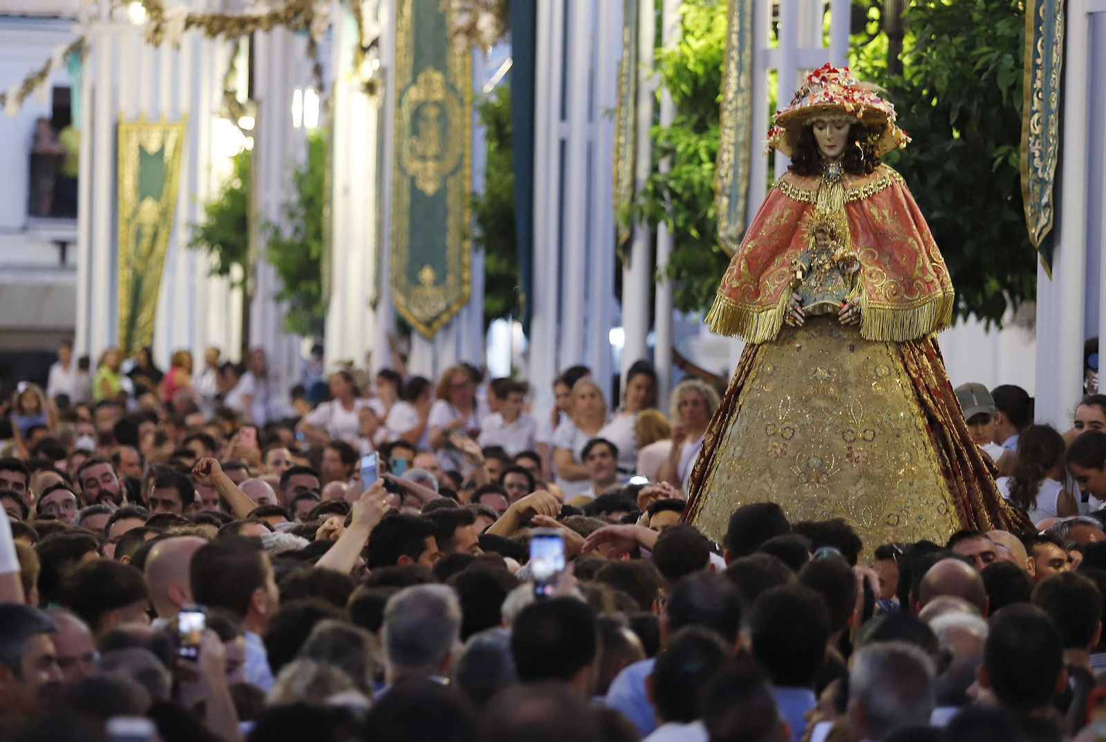 La Virgen del Rocío recorre las calles de Almonte hacia el Chaparral para el inicio del Camino de los Llanos