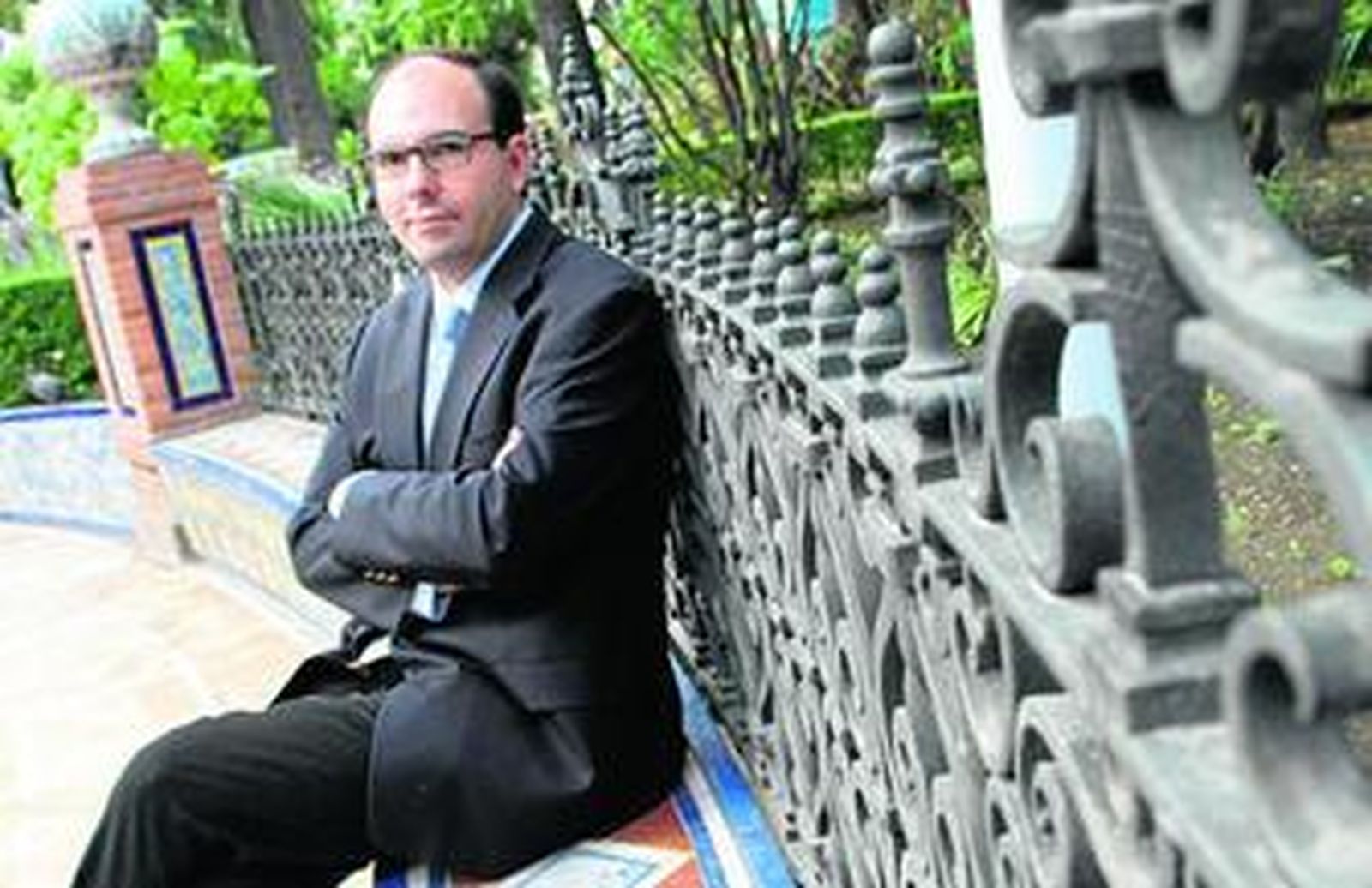 El doctor Juan Manuel Pascual, sentado en un banco del Parque de Málaga.