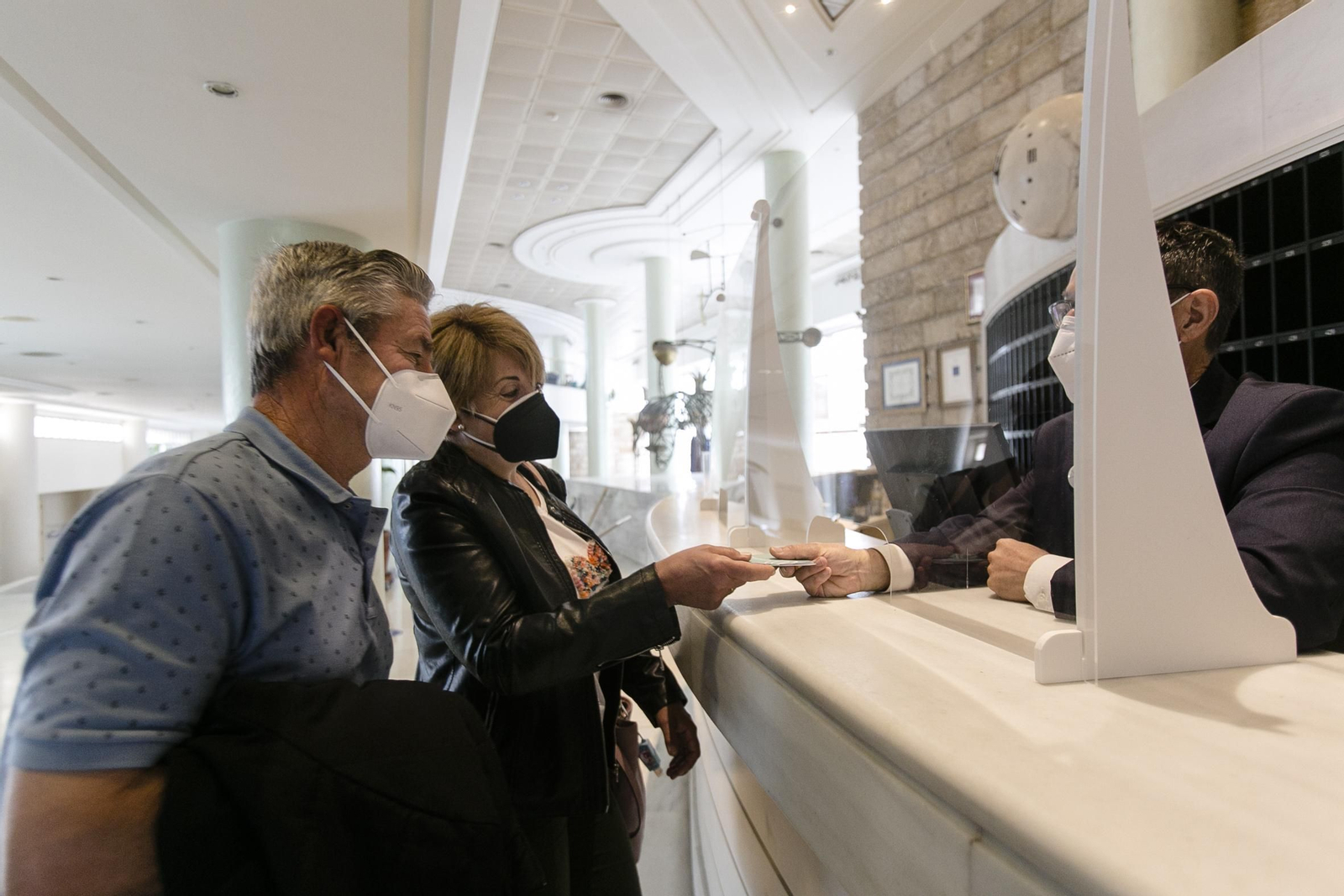 Los primeros clientes tras la reapertura del Hotel Playa Victoria en Cádiz. Los primeros clientes tras la reapertura del Hotel Playa Victoria en Cádiz.