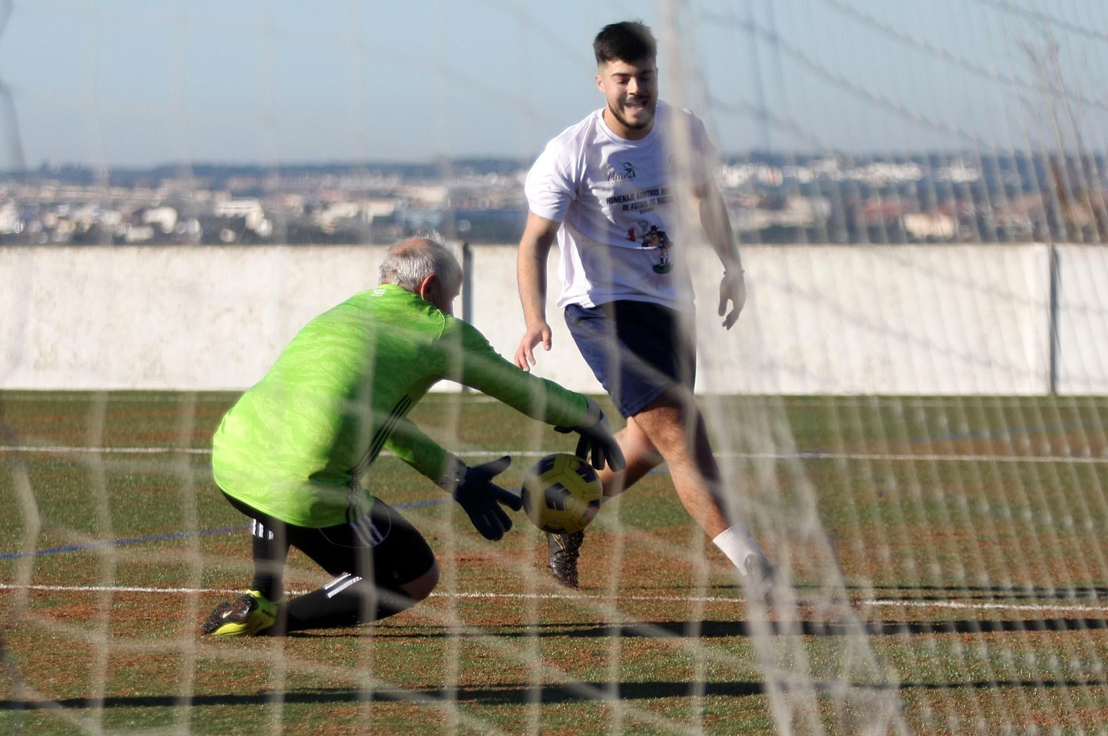 Imágenes del partido homenaje a los árbitros históricos de fútbol de Huelva