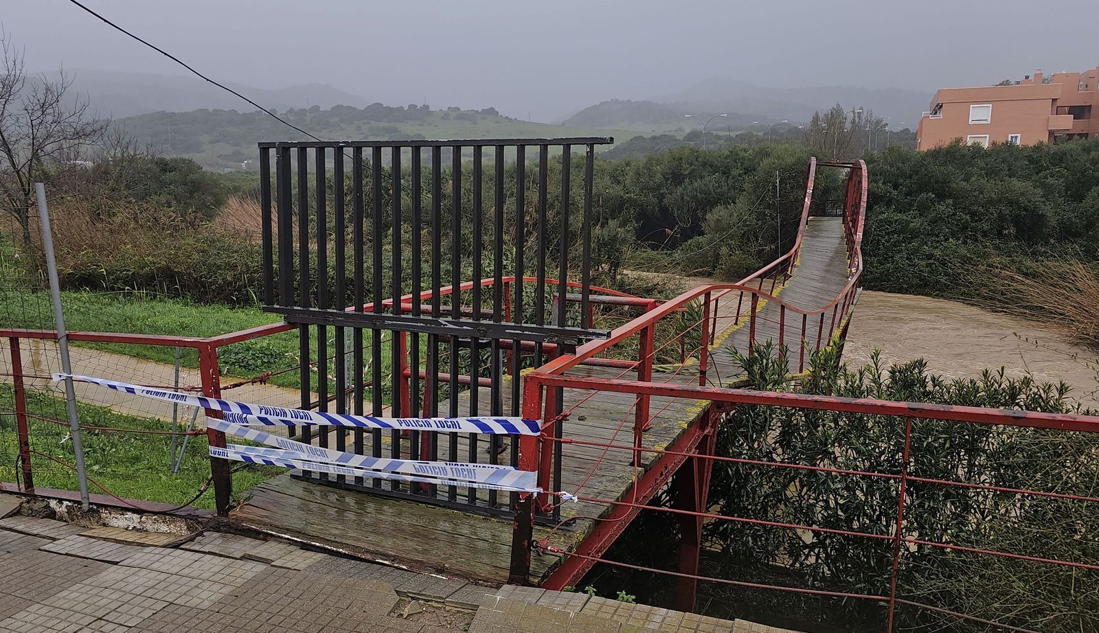 La pasarela del río Pícaro, a punto de colapsar durante el tren de borrascas del pasado febrero.