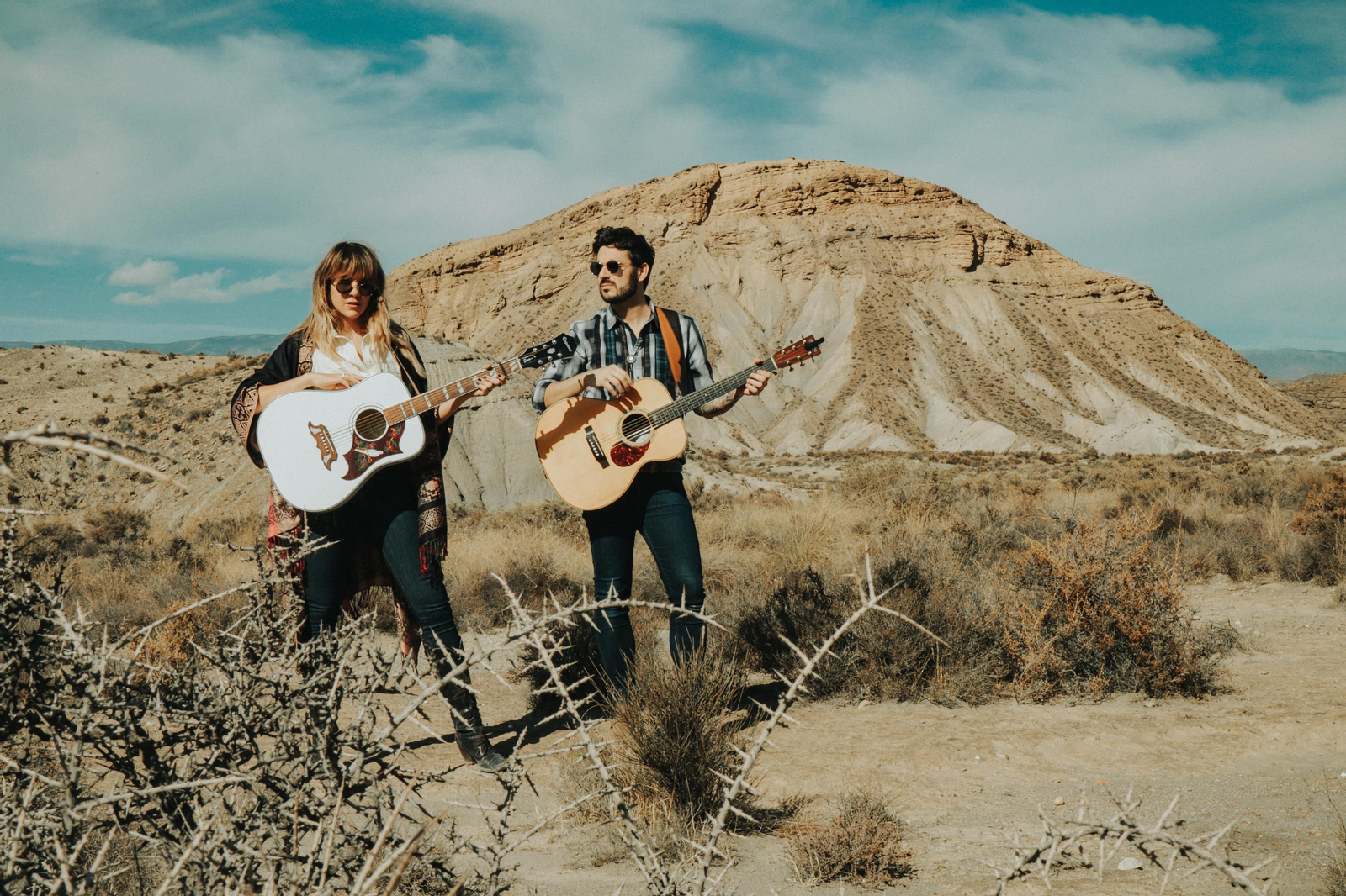 Los dos componentes del grupo Hotel Flamingo en el Desierto de Tabernas.