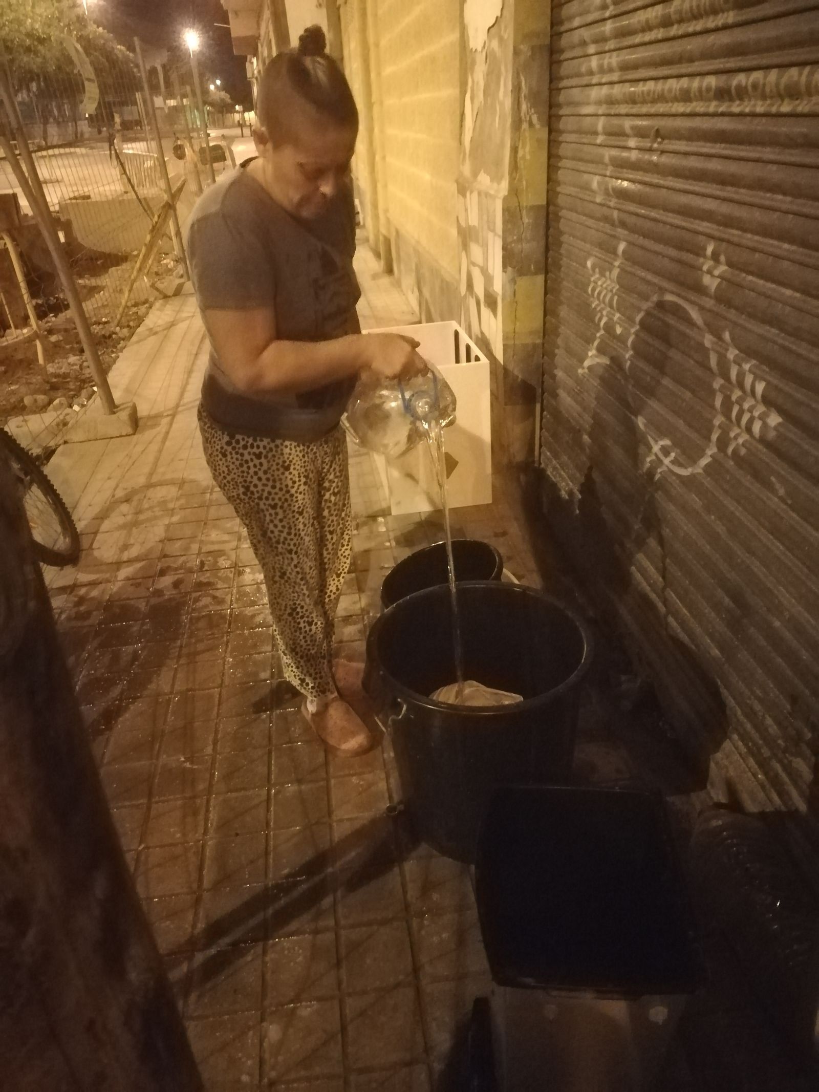 Para lavar la ropa, agua, lejía y un cubo en la calle donde frotar.