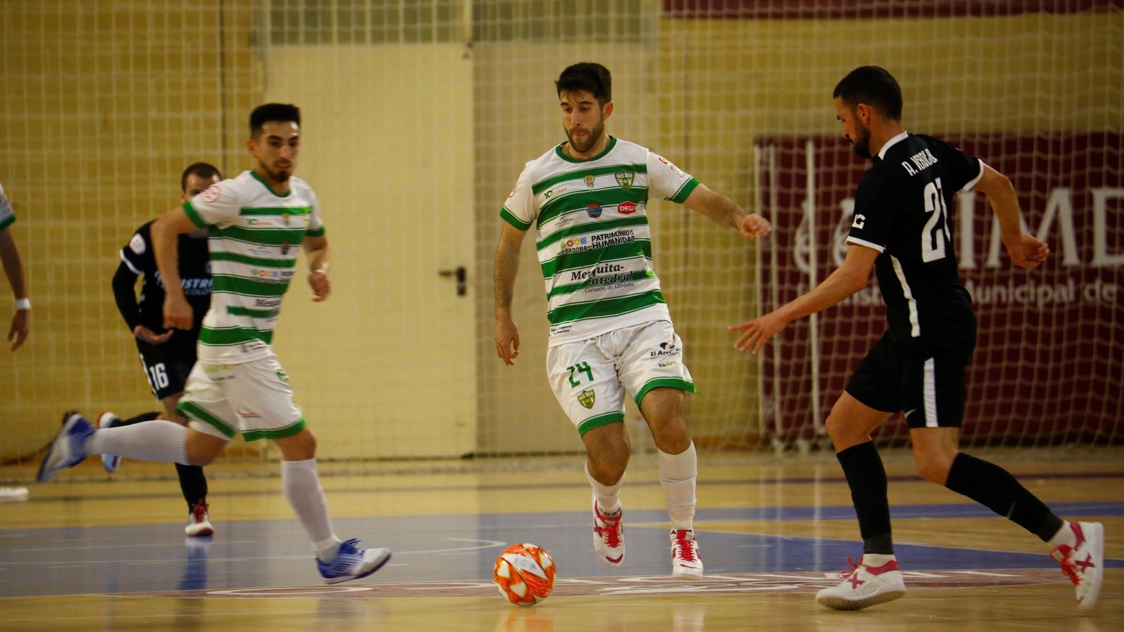 Ismael intenta zafarse de la presión de un rival.