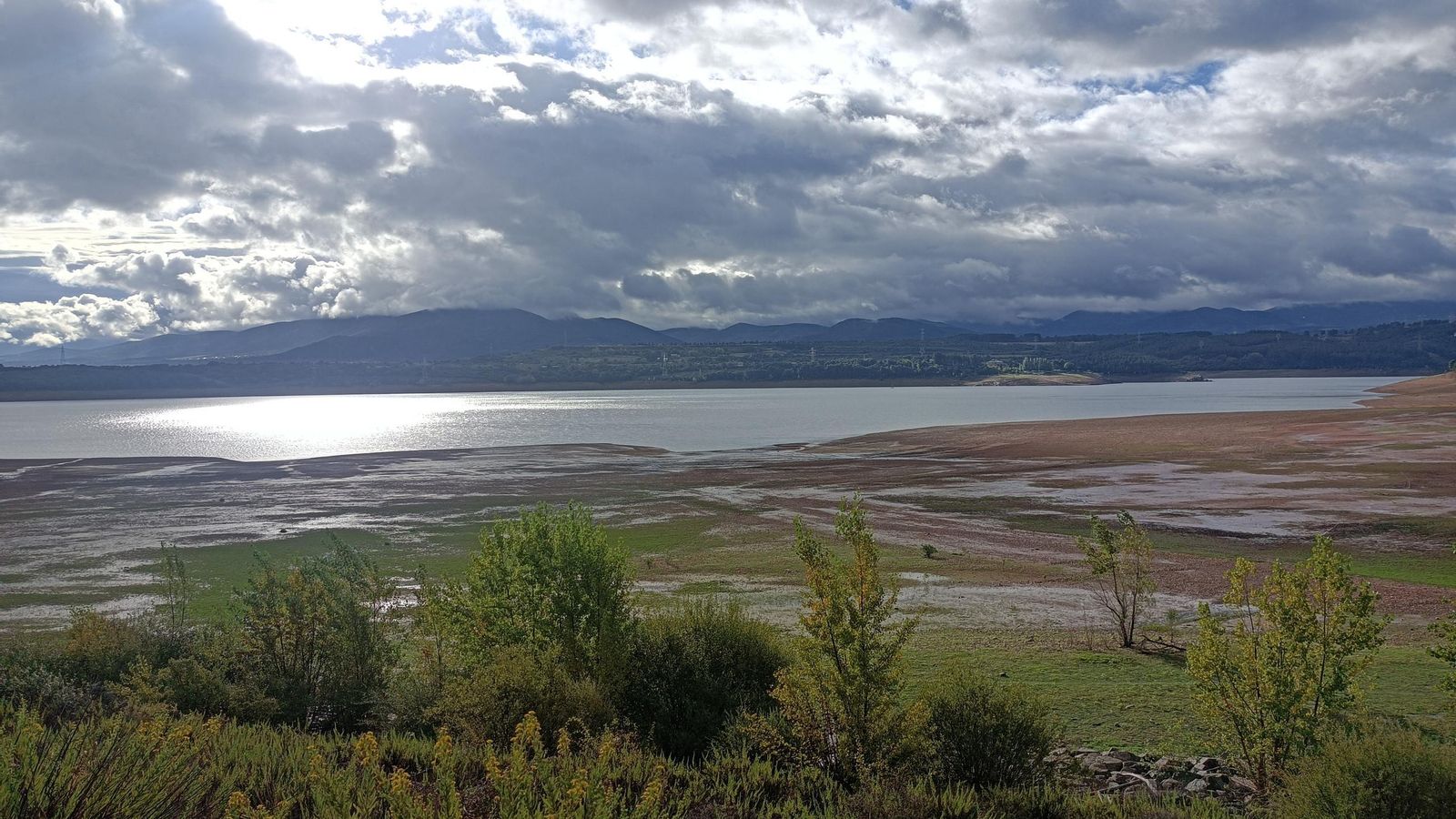 Vista general del embalse de Bárcena.