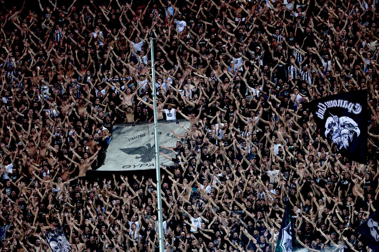 Imagen de los hinchas del PAOK en el Toumba Stadium.