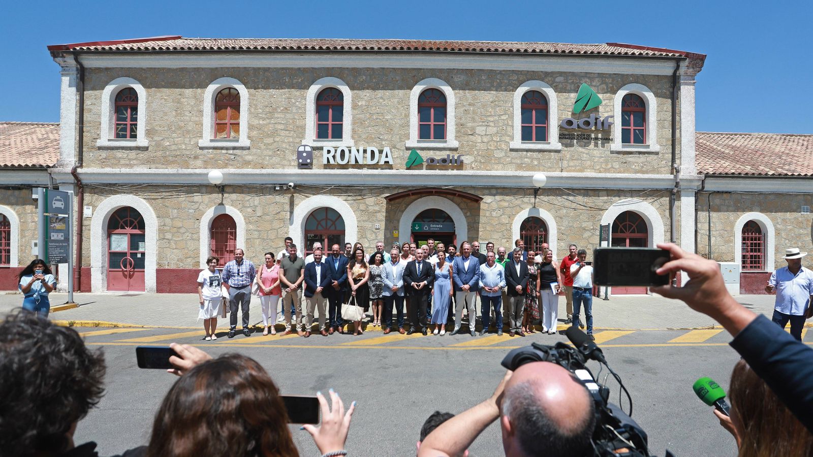 Alcaldes de los municipios de la línea Algeciras-Bobadilla reivindicando mejoras en la conexión ferroviaria.