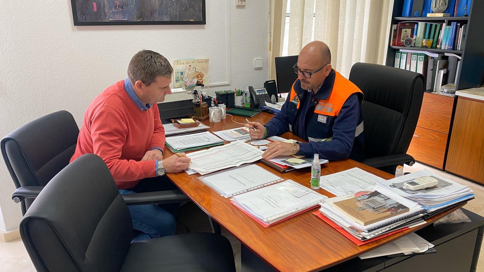 Jorge Gallardo, alcalde de Cártama, coordina trabajos en su despacho.