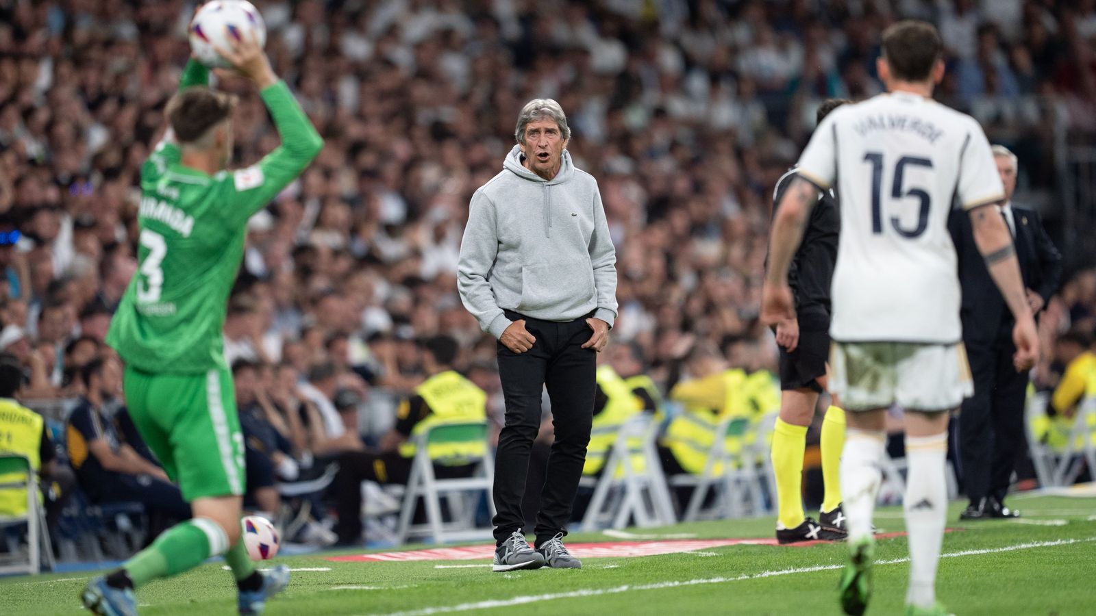 Pellegrini da instrucciones con Miranda a punto de sacar de banda.