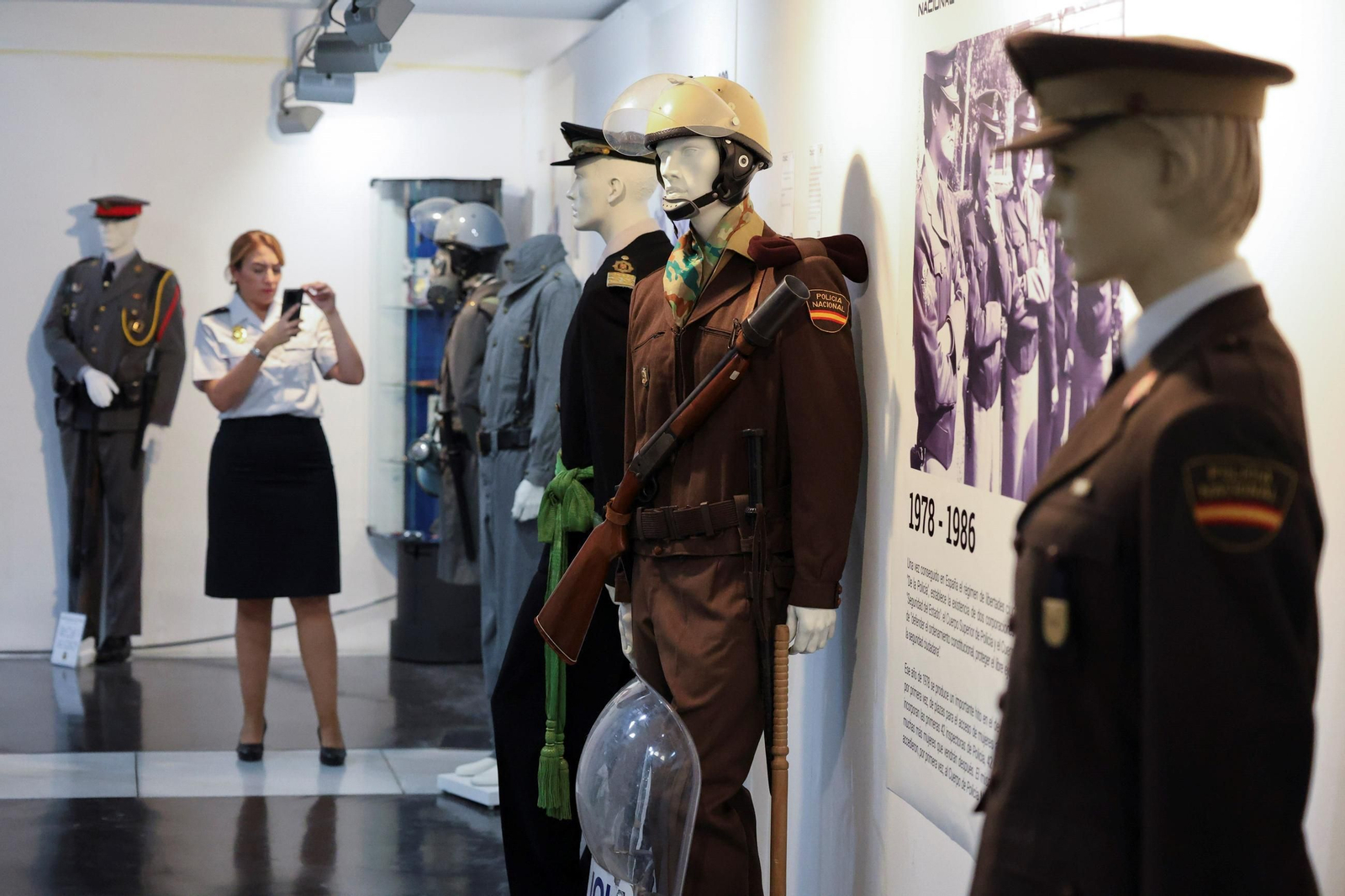 Una exposición recuerda los 200 años de historia de la Policía Nacional (fotos)