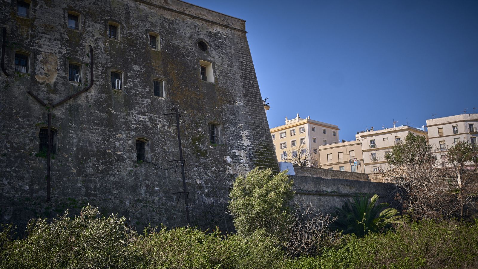 Zona de muralla junto a la estación de tren de  Adif.