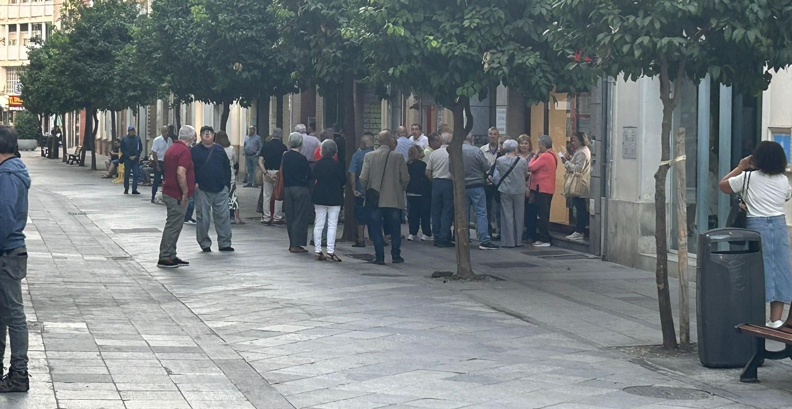 Pensionistas esperando a primera hora de este jueves a las puertas de la agencia de viajes de la calle Cardenal Albornoz.
