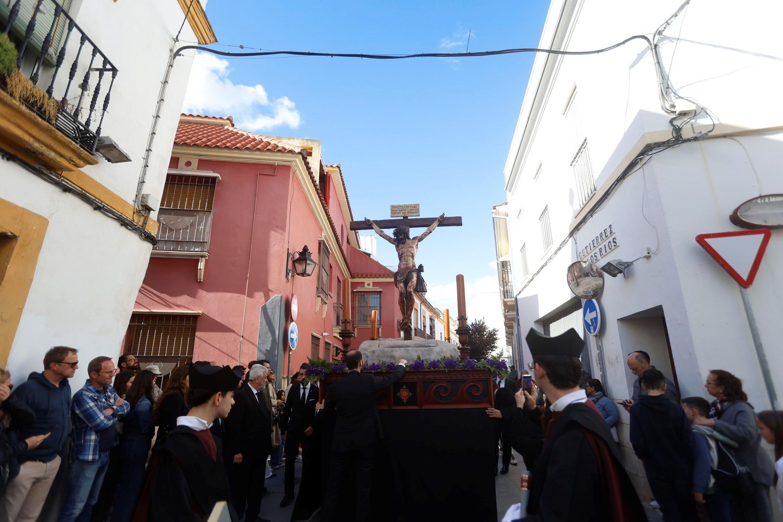 La procesión de la Universitaria en este Martes Santo de Córdoba, en imágenes