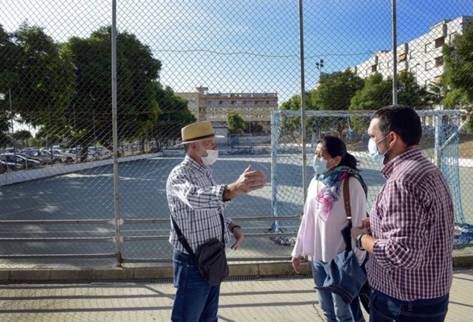 Los delegados Ana Hérica Ramos y Jesús Alba, con Ramón Hierro, presidente de la asociación de vecinos de Vallesequillo.