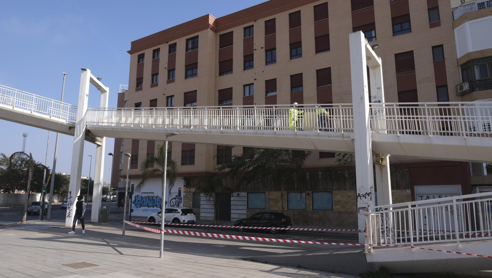 Imágenes del desmatelamiento de la pasarela de Renfe, en Almería