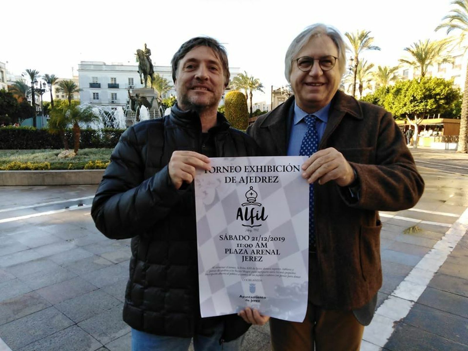 Pedro Alfonso Gómez Zambrana, de la peña, junto a Camas con el cartel del evento cuando se presentó en diciembre.
