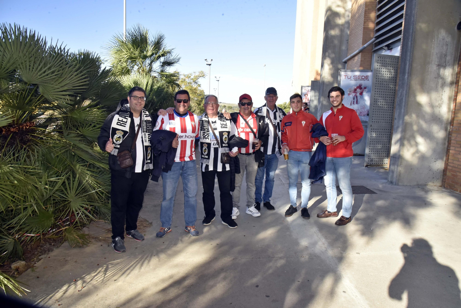 Aficionados de Algeciras y Balona conviven antes del último Clásico comarcal.