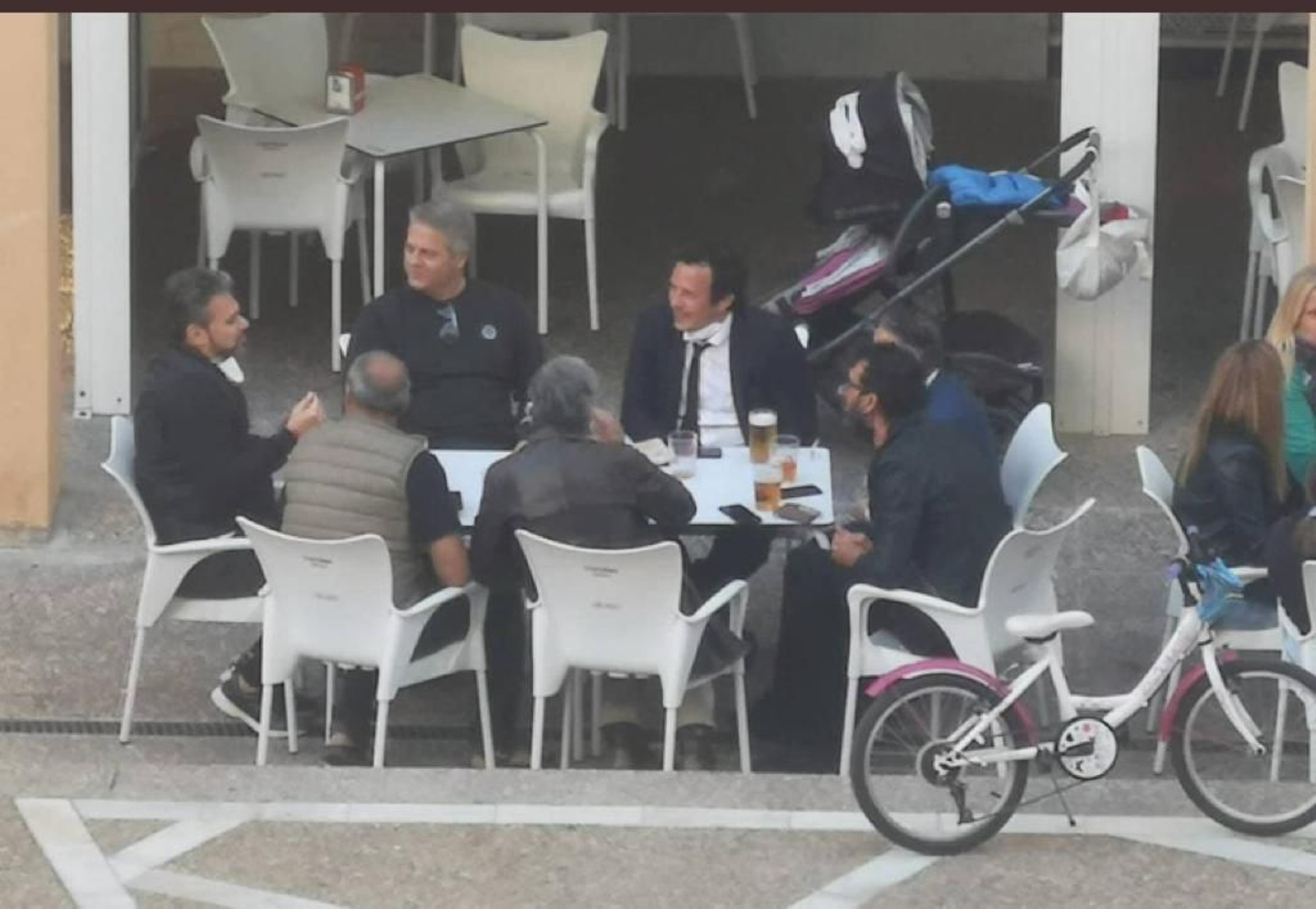 Kichi aparece en la terraza del bar acompañado de otras seis personas en el Viernes Santo.