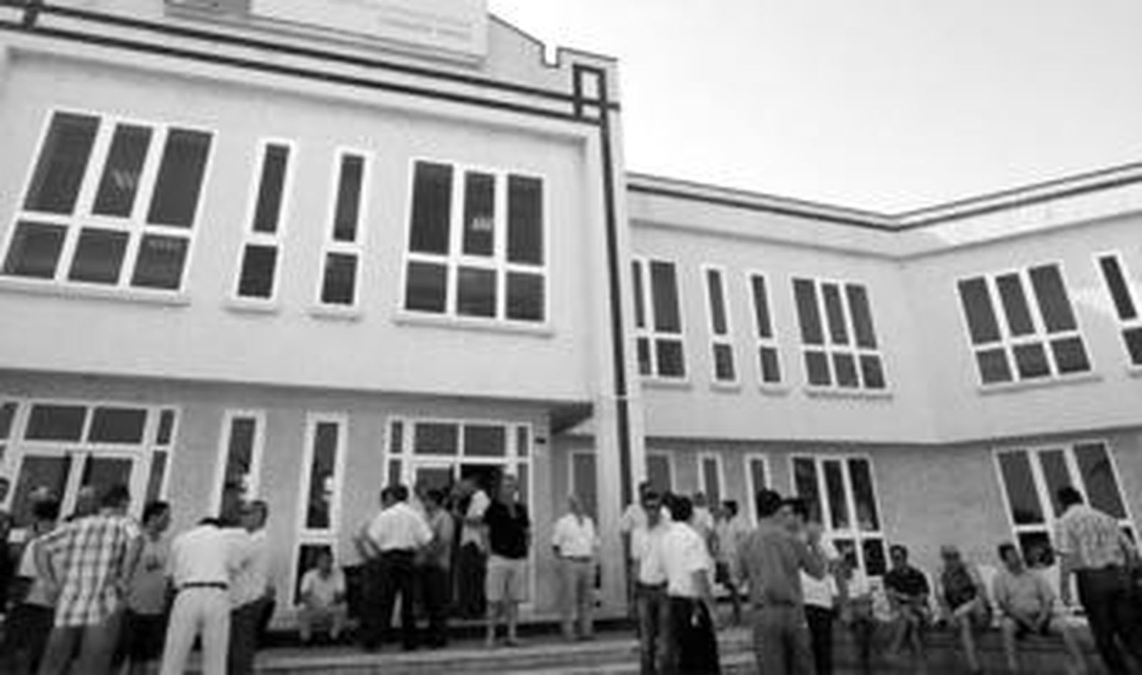 El colectivo de ex trabajadores de Delphi, ayer en la puerta del centro de formación de Carrillo, en Puerto Real.