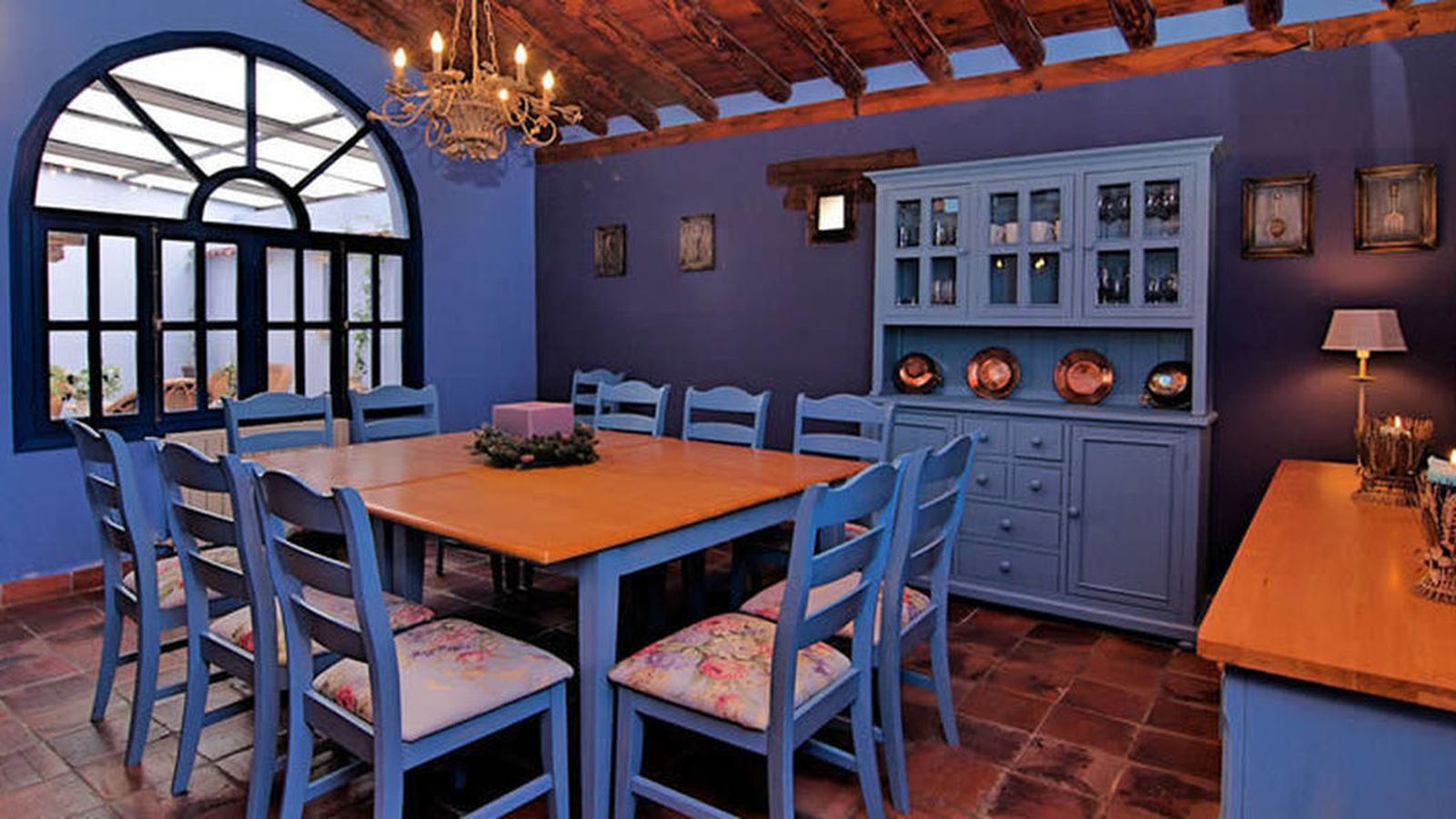 Comedor azul de la casa, que la propia actriz decoró a su gusto.