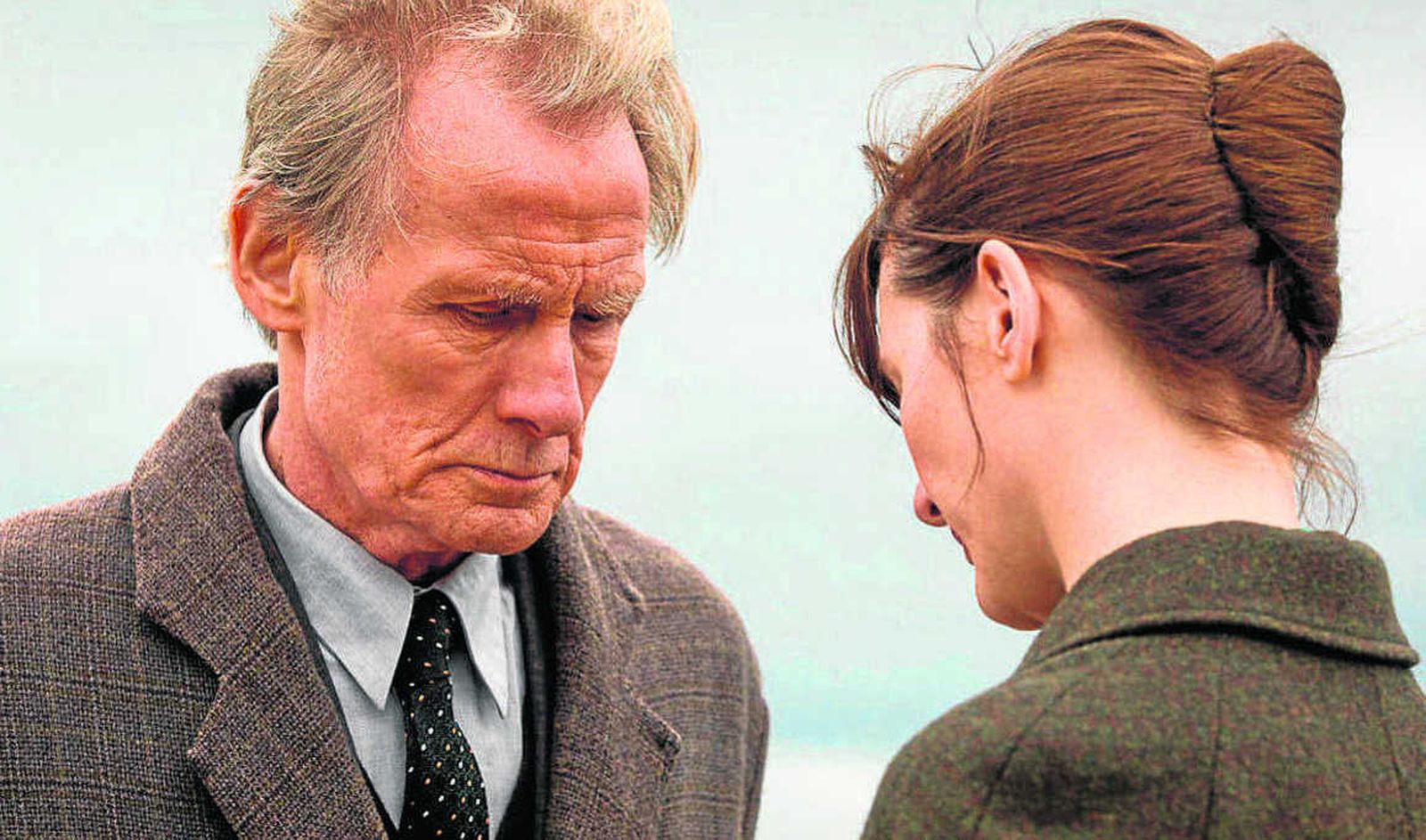 Bill Nighy, soberbio en su papel de cómplice de la librera que interpreta Emily Mortimer, a su derecha en la imagen.