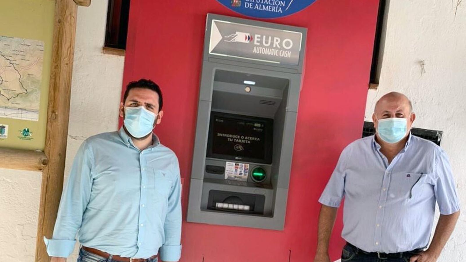 Los diputados Juan Manuel Ruiz y Antonio Gutiérrez en uno de los cajeros instalados por Diputación.
