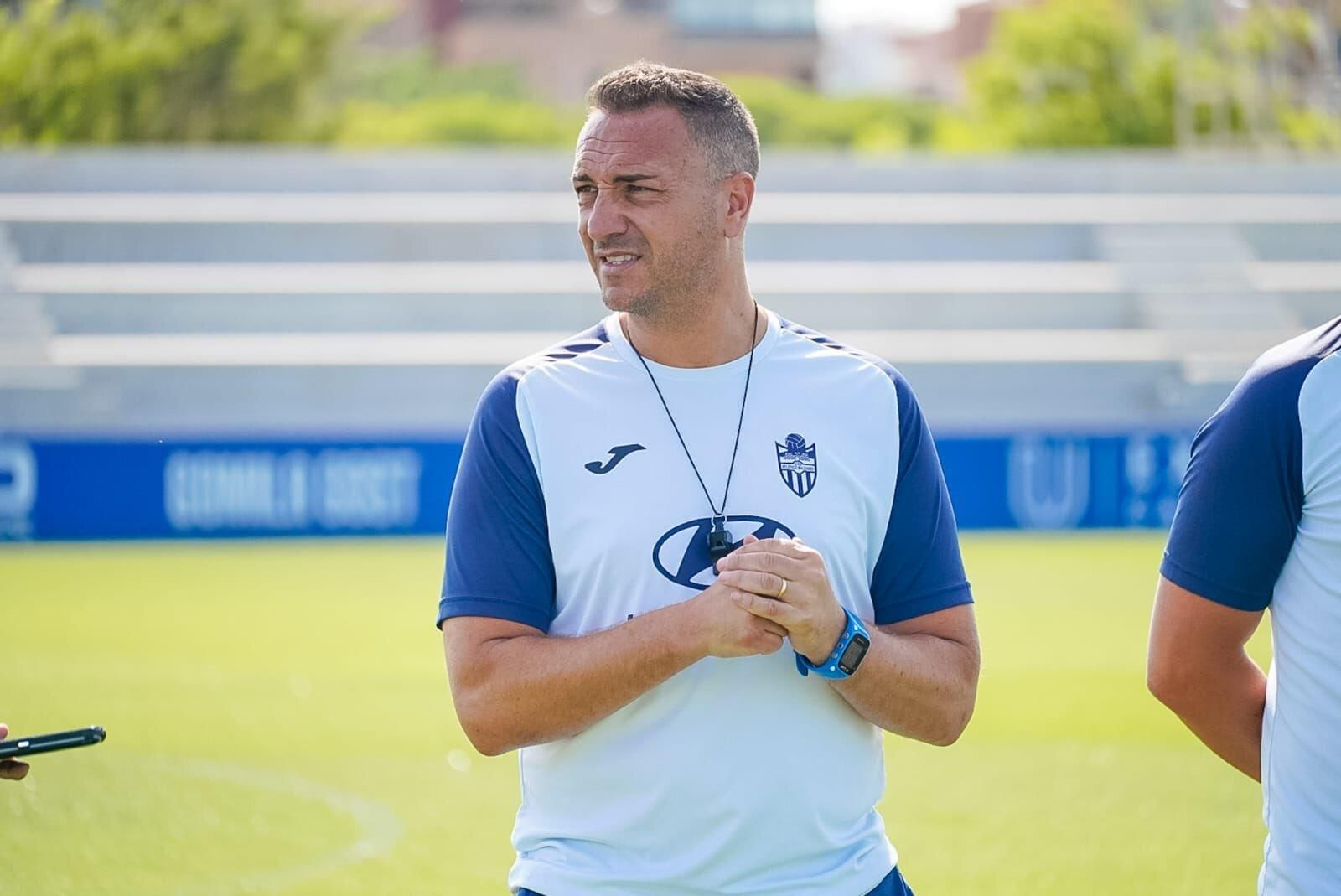 Jordi Roger, al frente del entrenamiento del Baleares este martes.