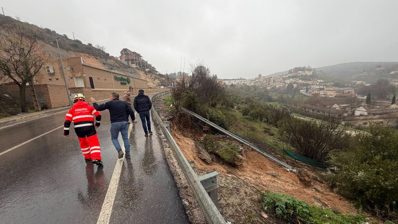 Corte de la carretera de entrada a Iznalloz por la zona de la Punta del Santo a causa de un desprendimiento