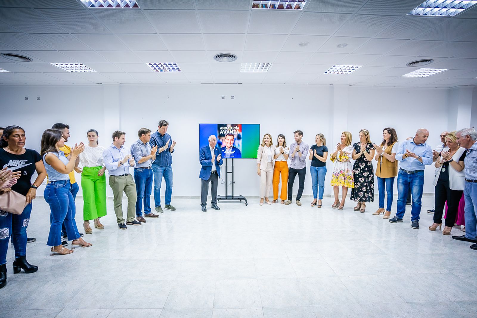 Imágenes del inicio de campaña electoral andaluza con la pegada de carteles.