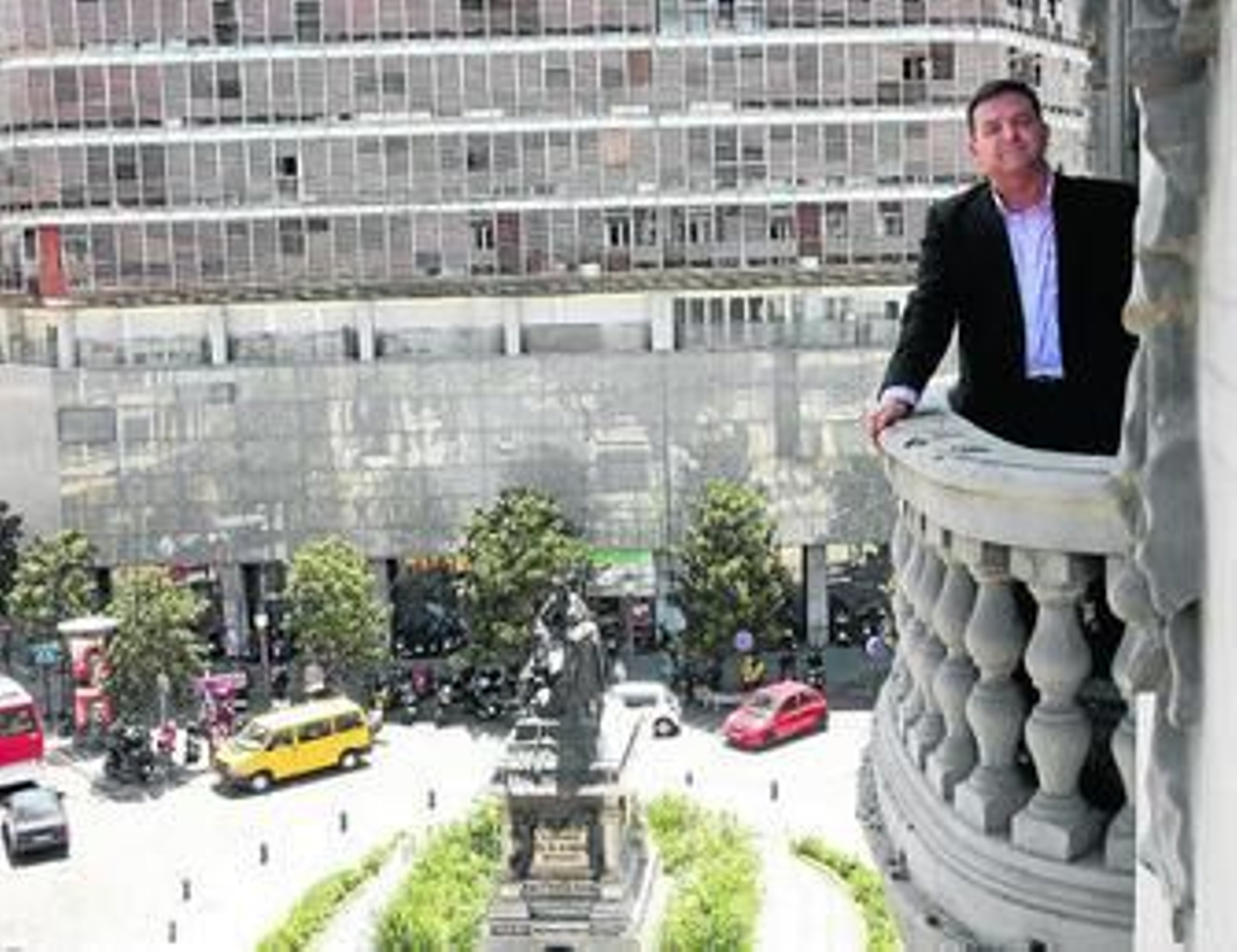 La sede de la ESNA se encuentra en la cuarta planta del edificio que CajaGranada posee en el cruce de Reyes Católicos con Gran Vía.