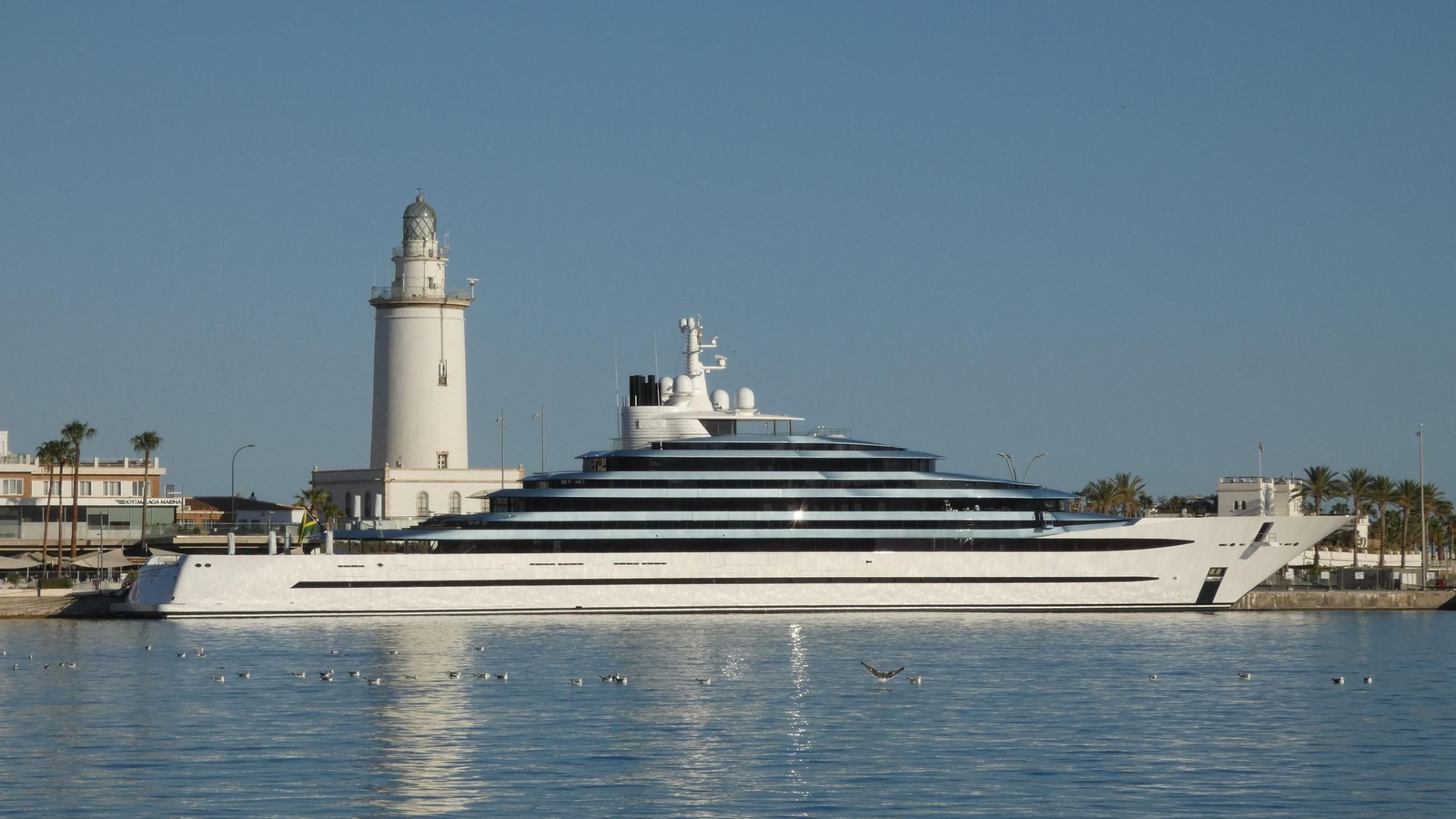 Superyate 'Kaos' atracado en el muelle número uno malagueño