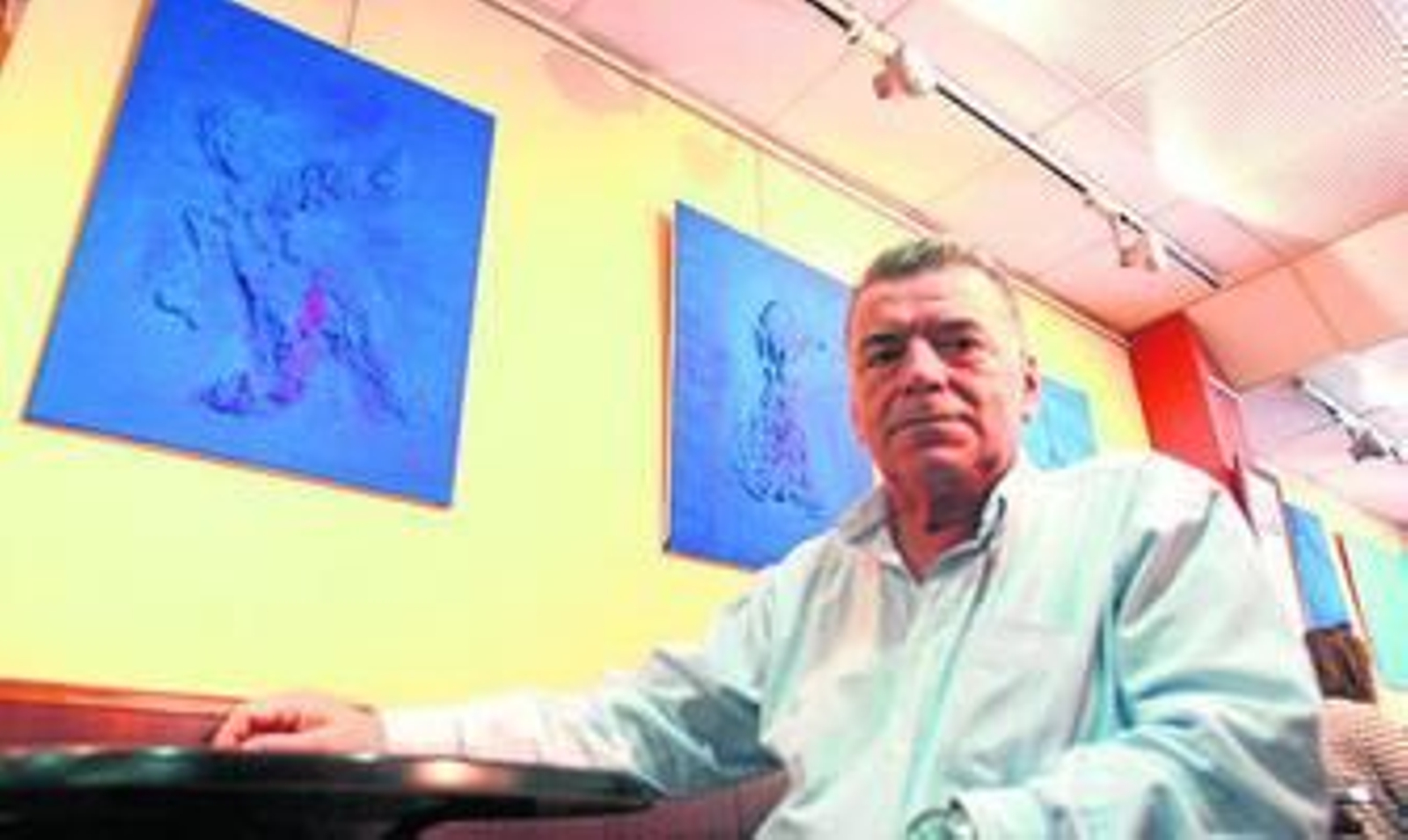 Algunos de los cuadros de la exposición de José Antonio Domínguez Rengel, en el bar Rocataliata.