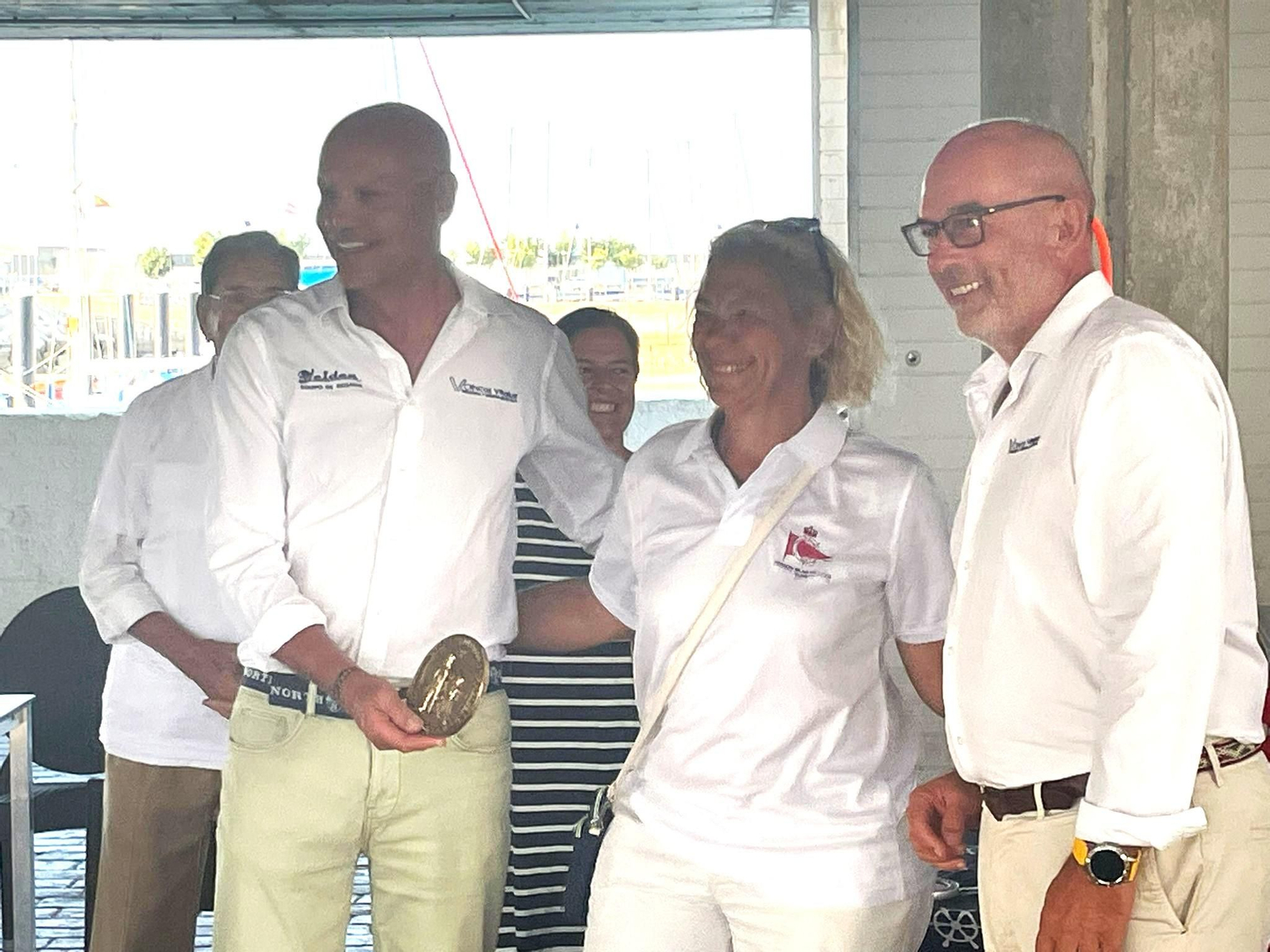 La tripulación del 'Leiden' junto a la presidenta del Real Club Náutico de Cádiz, Margarita Luna. La tripulación del 'Leiden' junto a la presidenta del Real Club Náutico de Cádiz, Margarita Luna.