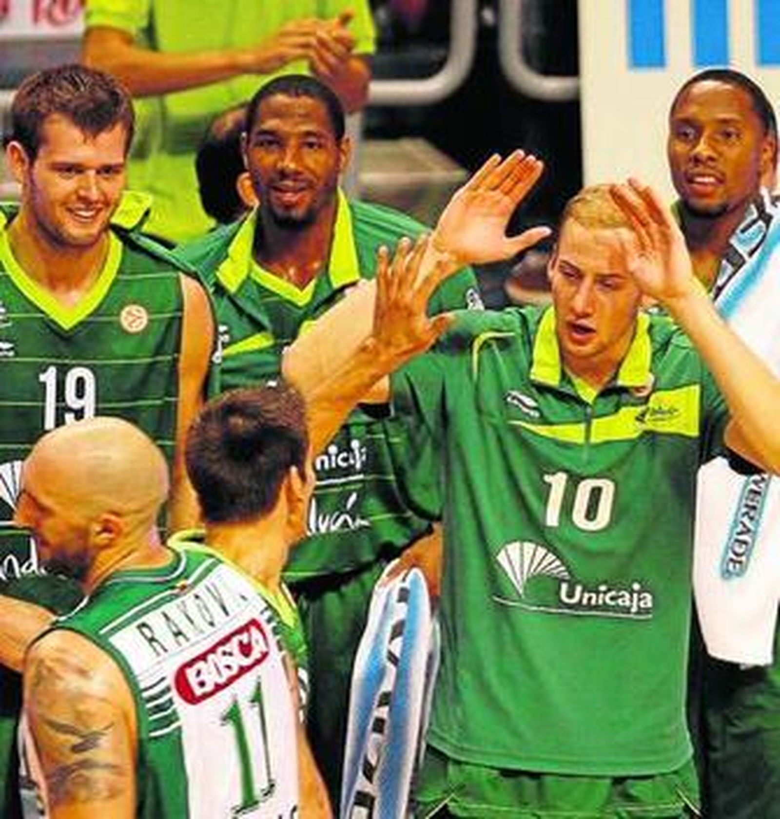 Peric felicita a Valters durante el duelo con el Zalgiris.