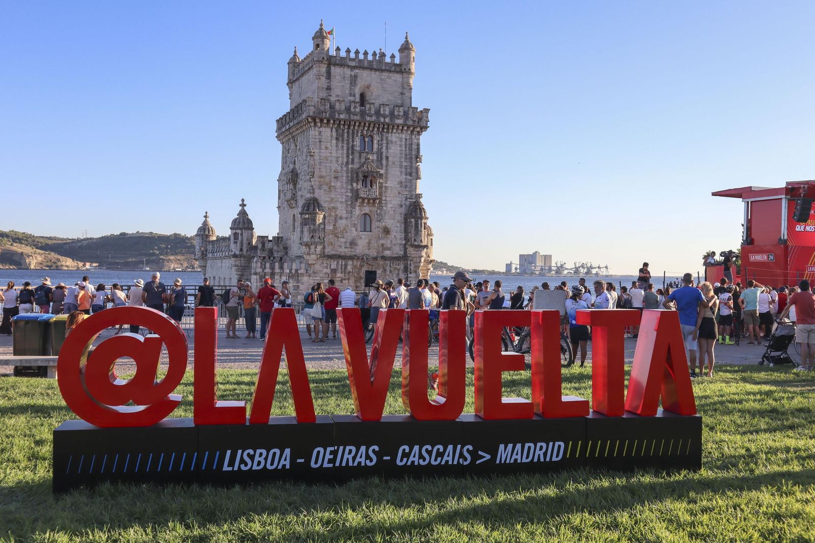 Una imagen de la presentación de los equipos en Lisboa con la torre de Belem de fondo.