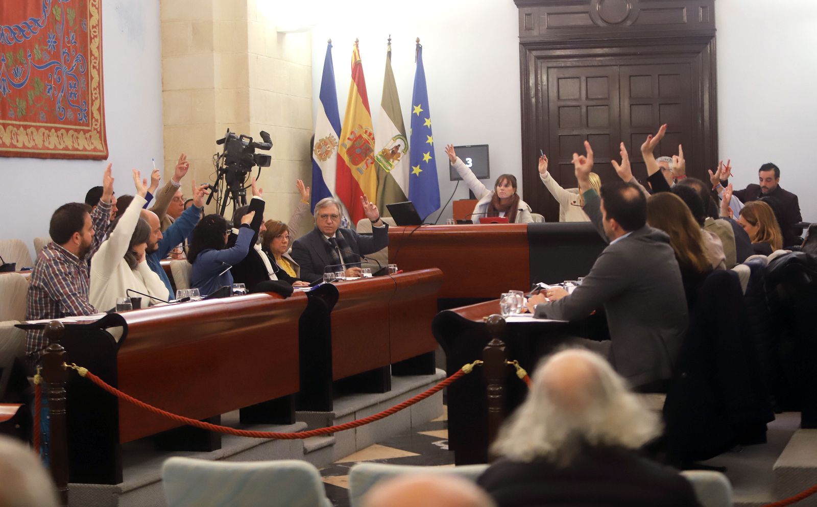 Una de las votaciones del pleno celebrado este jueves.