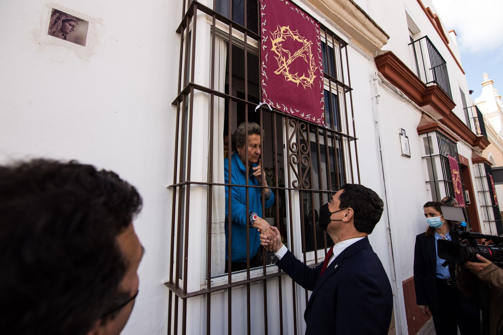 Así ha sido la visita del presidente de la Junta a las hermandades del Lunes Santo de San Fernando
