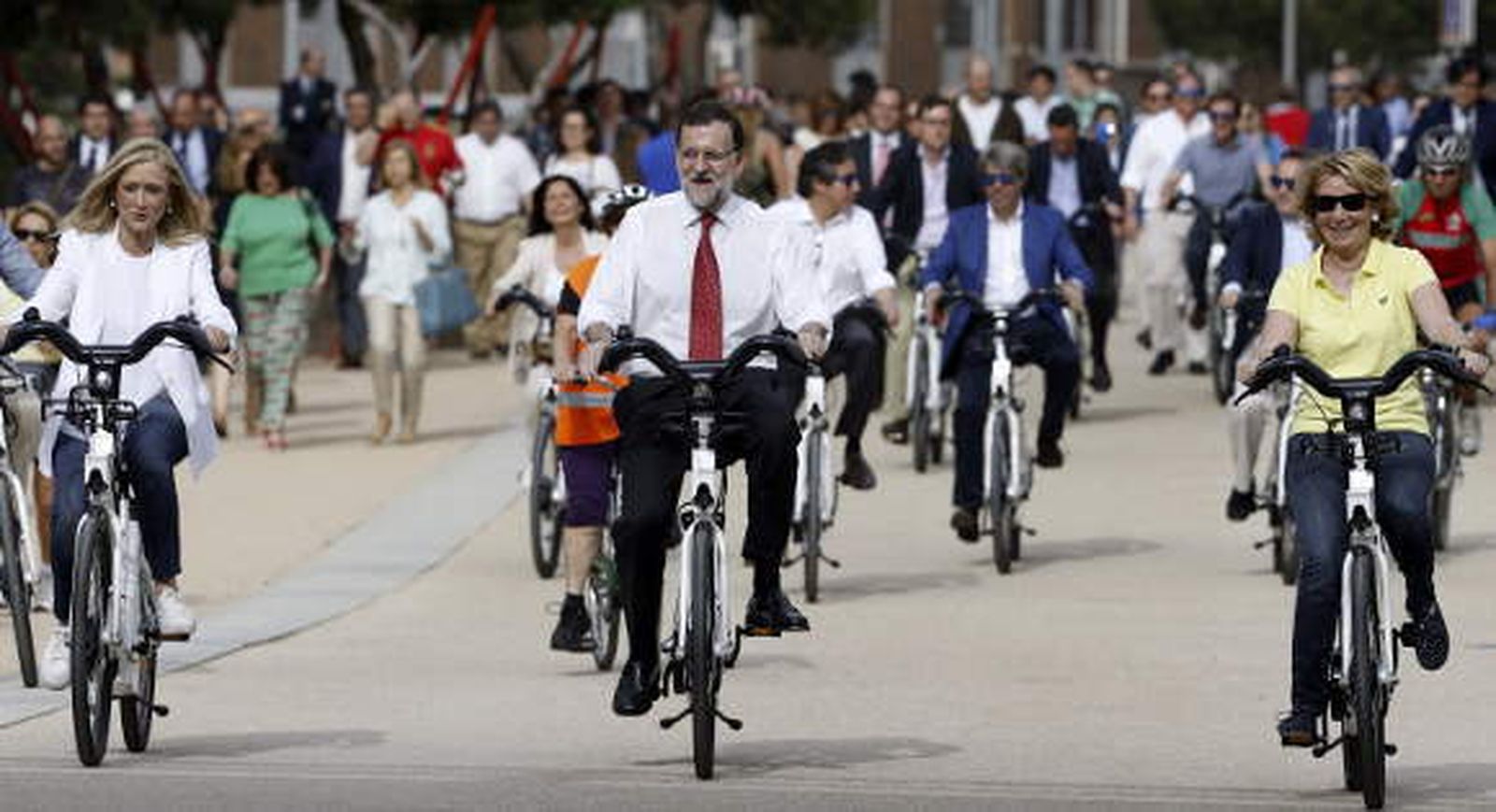 Rajoy hace campaña con Cifuentes y Aguirre montando en bici por el Manzanares