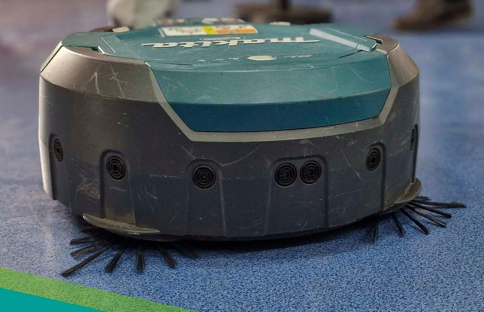 Robot de Sadeco para la limpieza de colegios.
