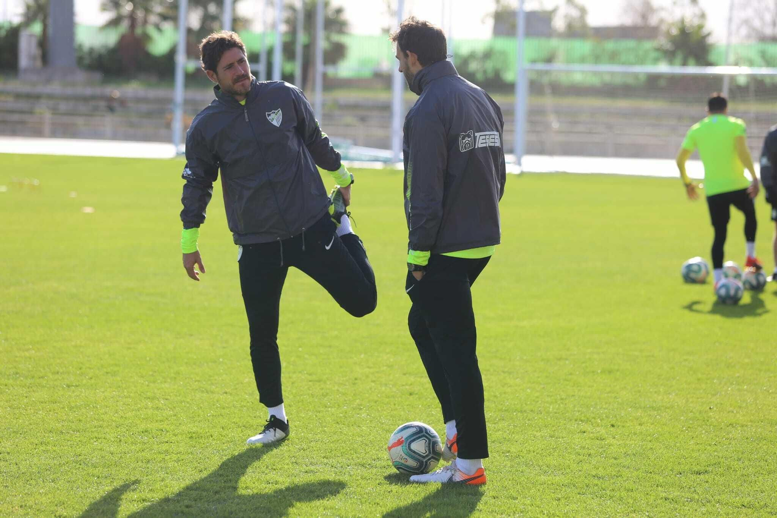 Víctor habla con Dóniga, su segundo, durante la sesión de hoy.