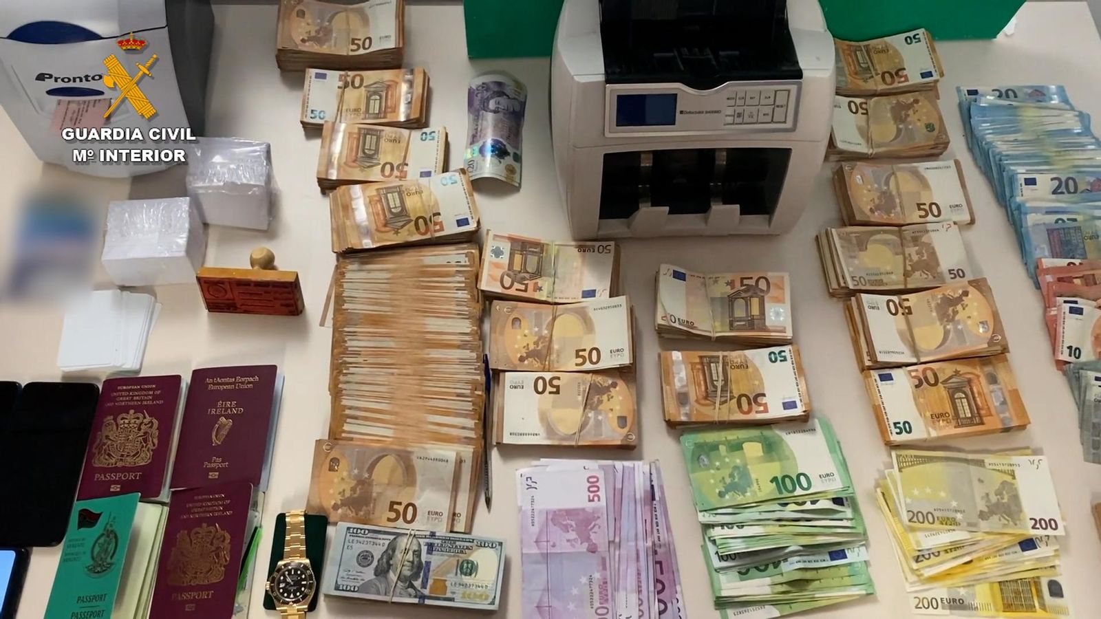 Dinero y demás objetos intervenidos durante la operación.