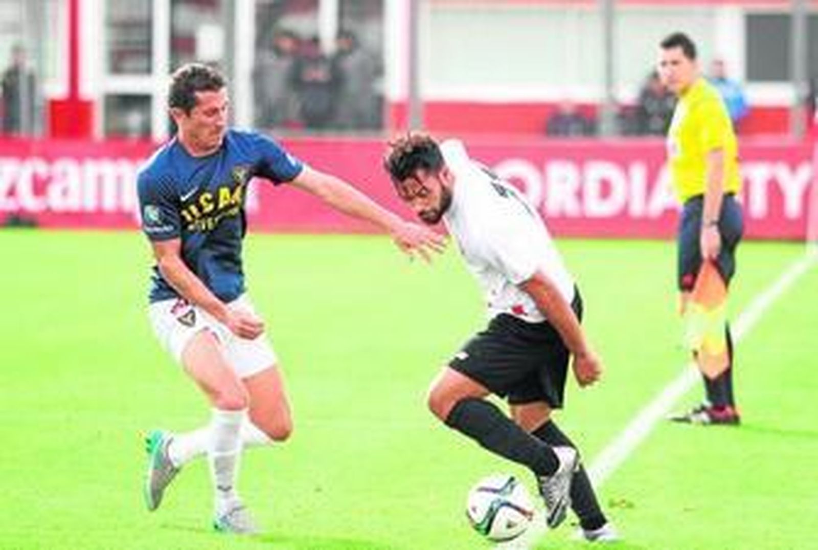 Ivi intenta marcharse de su defensor con la pelota pegada a la línea de cal.