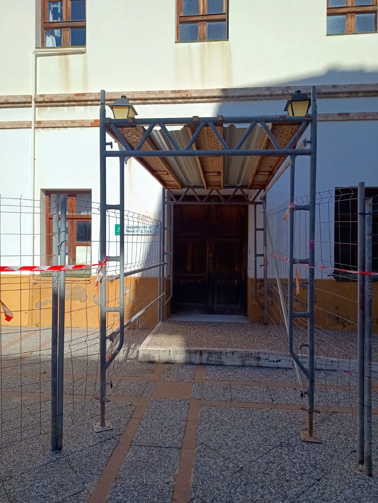 La entrada interior a la sede judicial con una estructura para proteger de posibles caídas de cascotes.