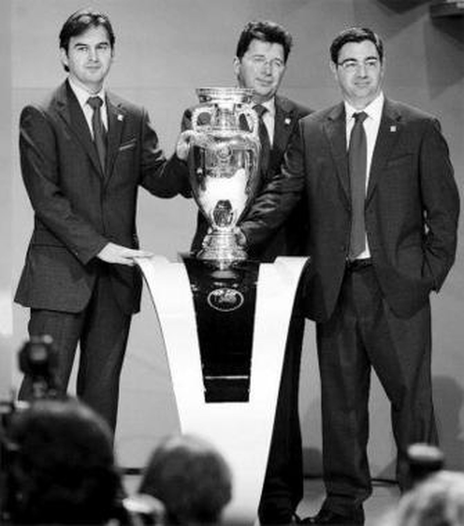 Los representantes de la organización muestran el trofeo.