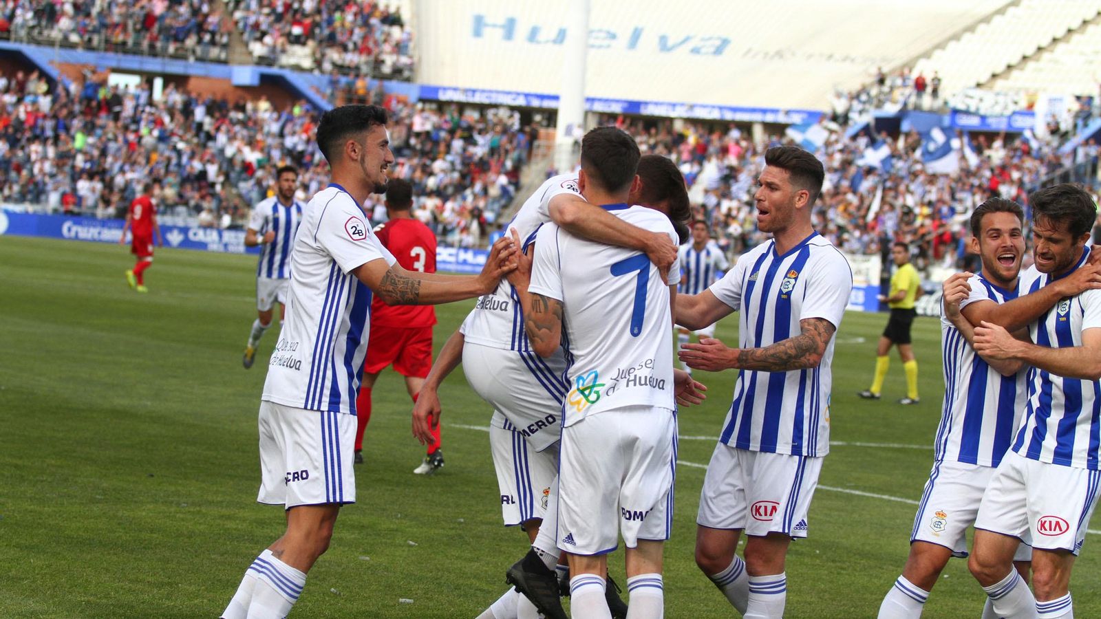 Los jugadores del Recre celebran el gol de Fernando Llorente, ayer ante el San Fernando