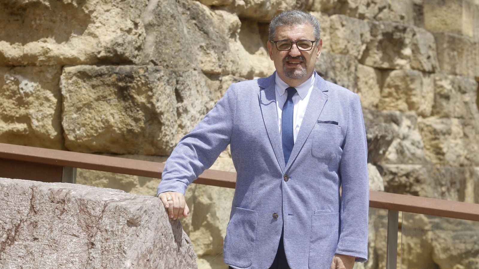 Julián Hurtado de Molina junto a las ruinas del Templo Romano.
