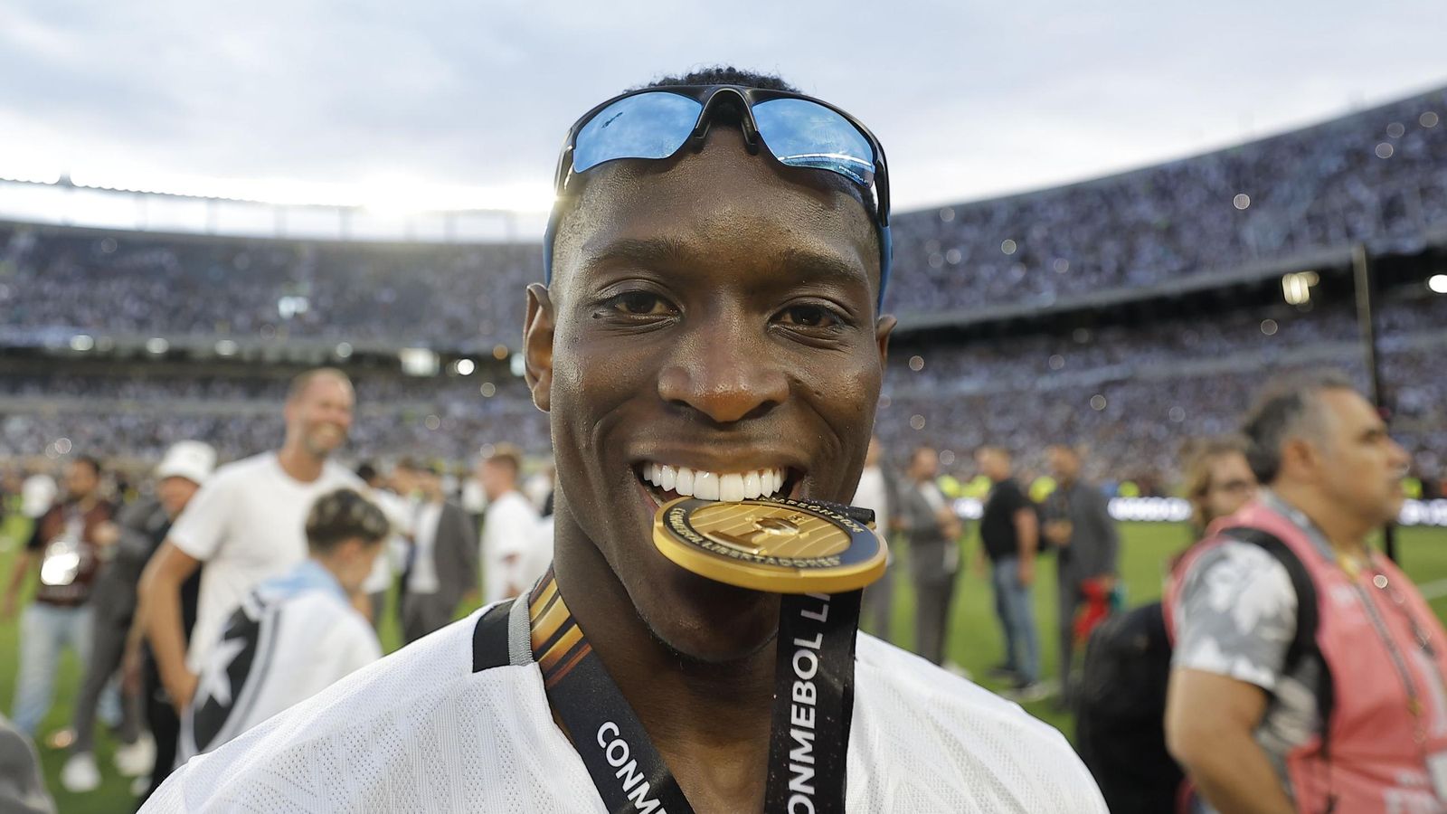 El ex bético Luiz Henrique se come la medalla de oro tras quedar campeón de la Libertadores con Botafogo.