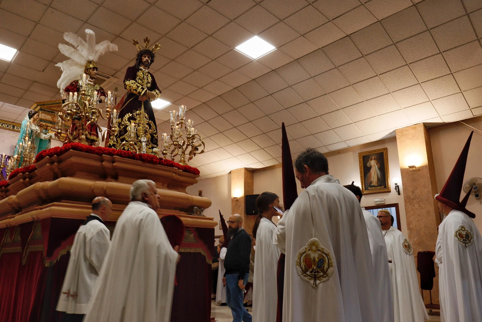 Imágenes de la salida del Amor en la Semana Santa de Chiclana 2025